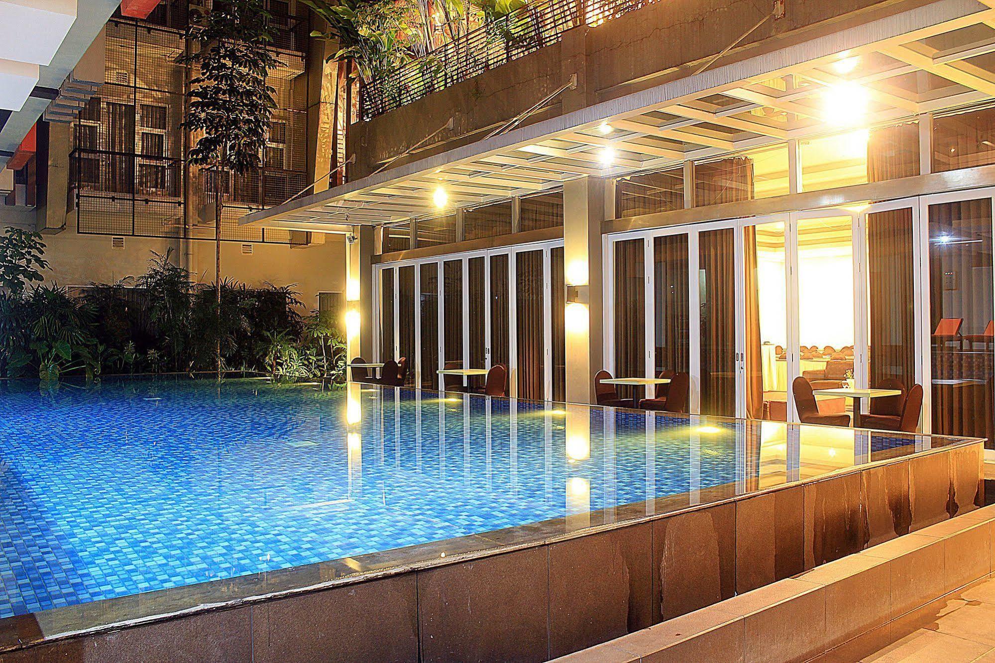 Hotel Zen Premium Setrawangi Raya Bandung Exterior foto