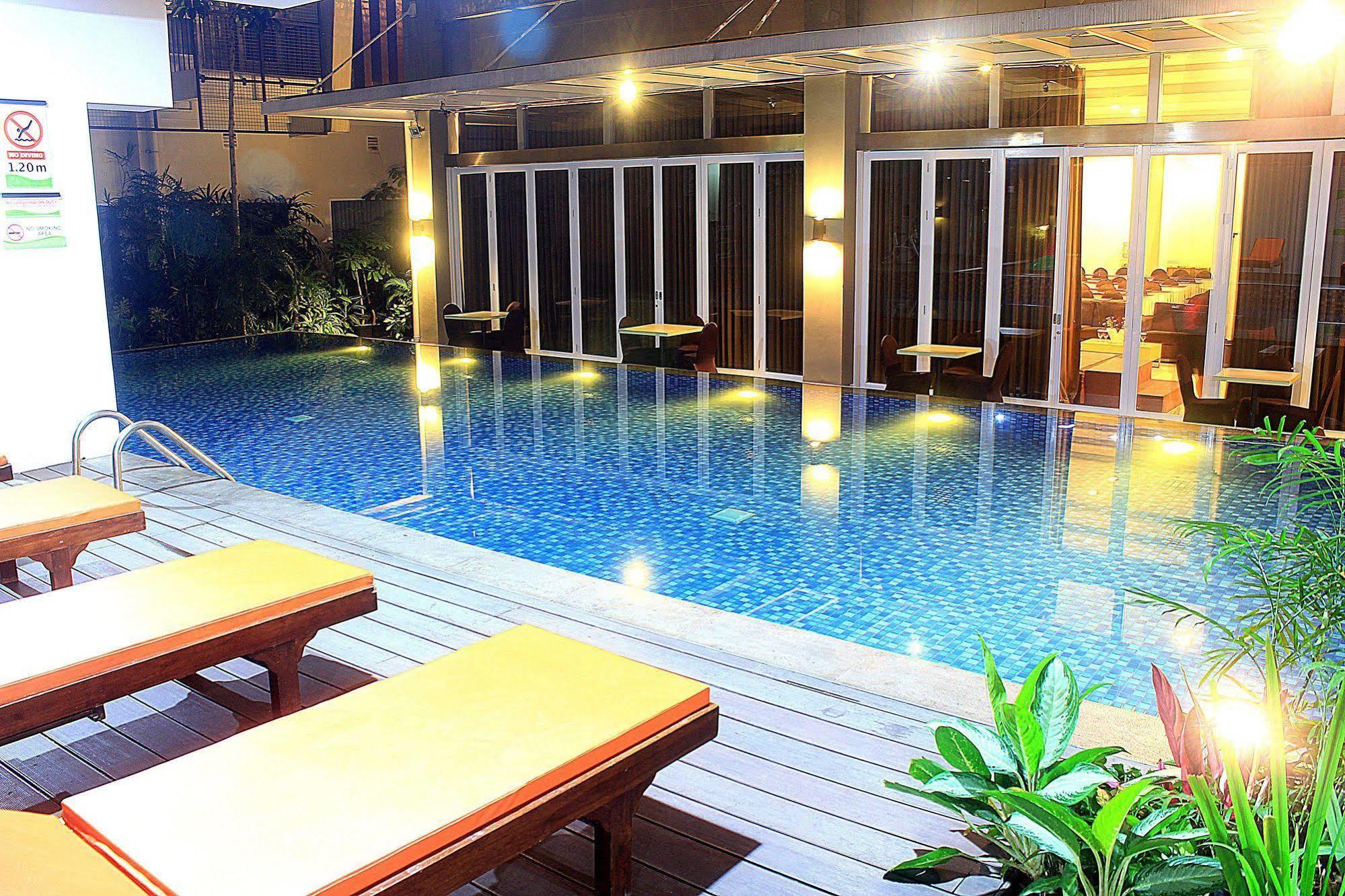 Hotel Zen Premium Setrawangi Raya Bandung Exterior foto