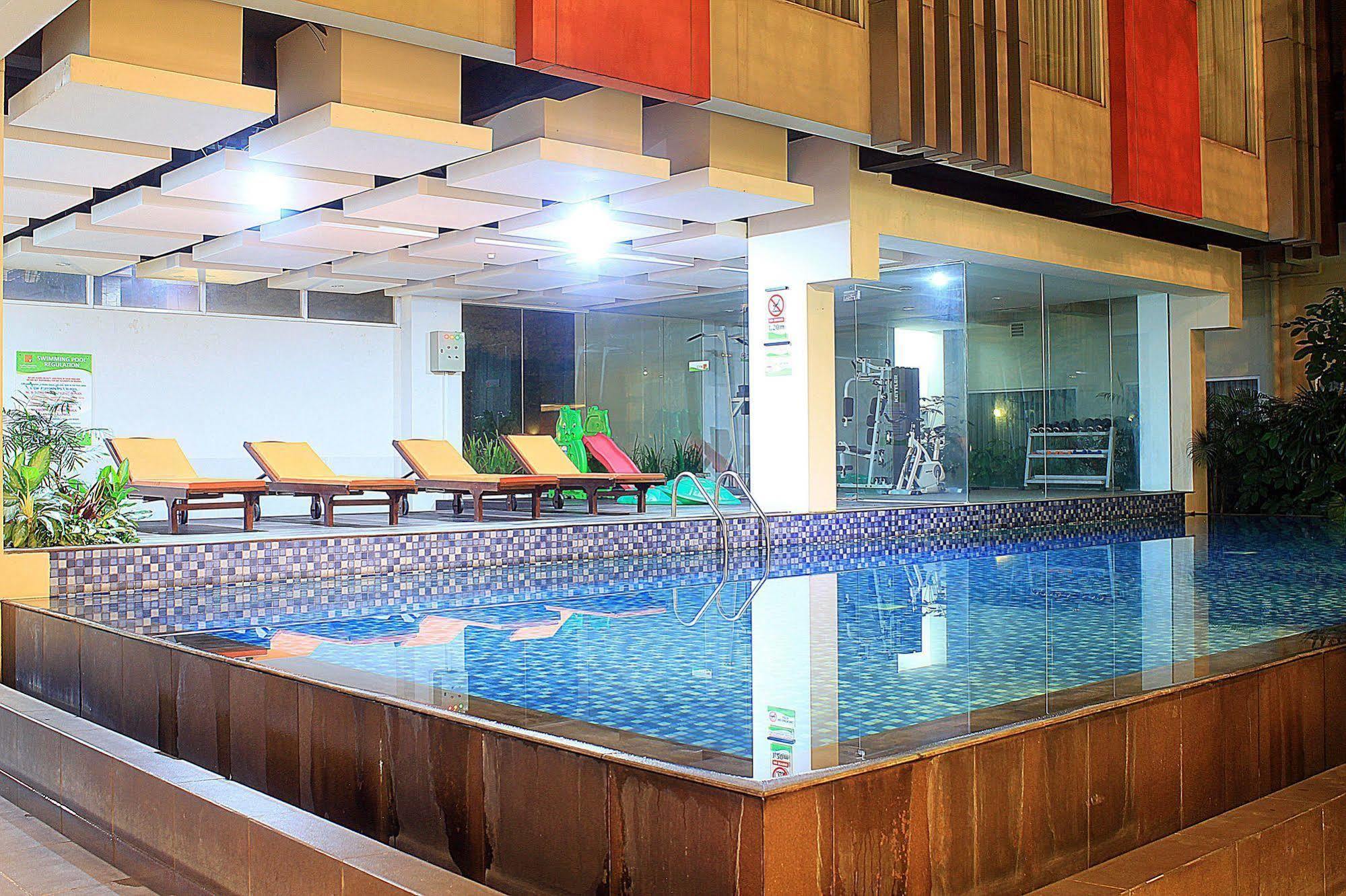 Hotel Zen Premium Setrawangi Raya Bandung Exterior foto